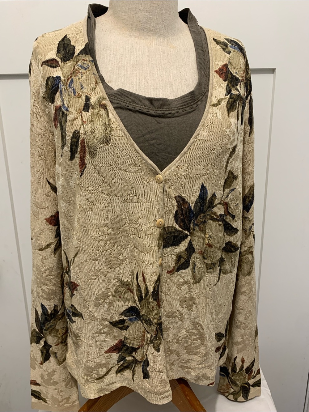 LINDA ALLARD ELLEN TRACY. Beige Floral Jacquard Cardigan with Leaf Motif. Size L